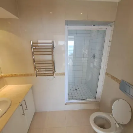 3 Bedroom Sea Facing Family Apartment Cape Town Moullie Point Exterior photo