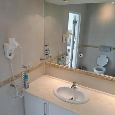 3 Bedroom Sea Facing Family Apartment Cape Town Moullie Point Exterior photo