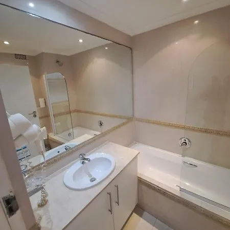 3 Bedroom Sea Facing Family Apartment Cape Town Moullie Point Exterior photo
