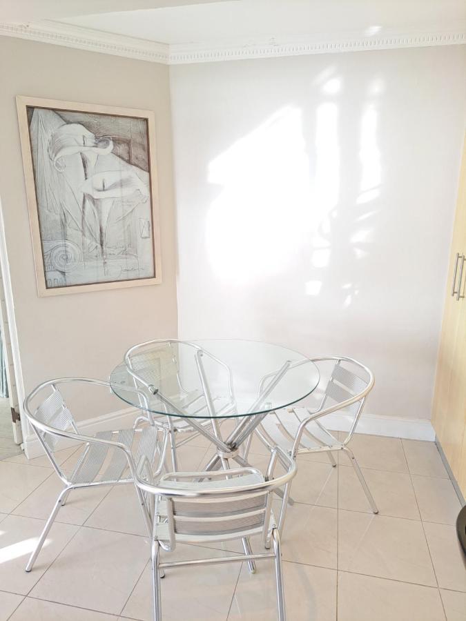 Apartment 3 Bedroom Sea Facing Family Moullie Point
