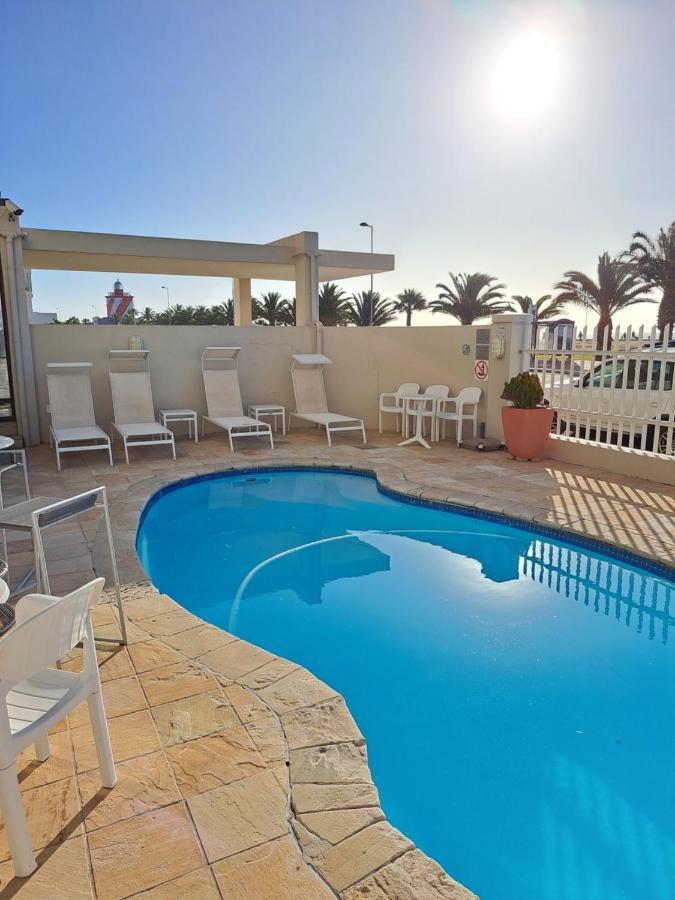 3 Bedroom Sea Facing Family Moullie Point Cape Town