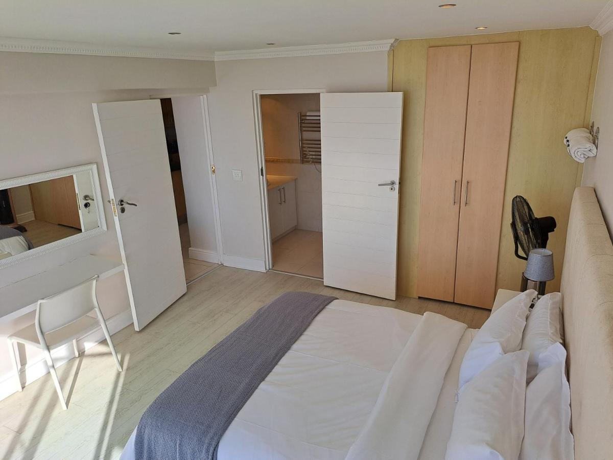 3 Bedroom Sea Facing Family Moullie Point Apartment *