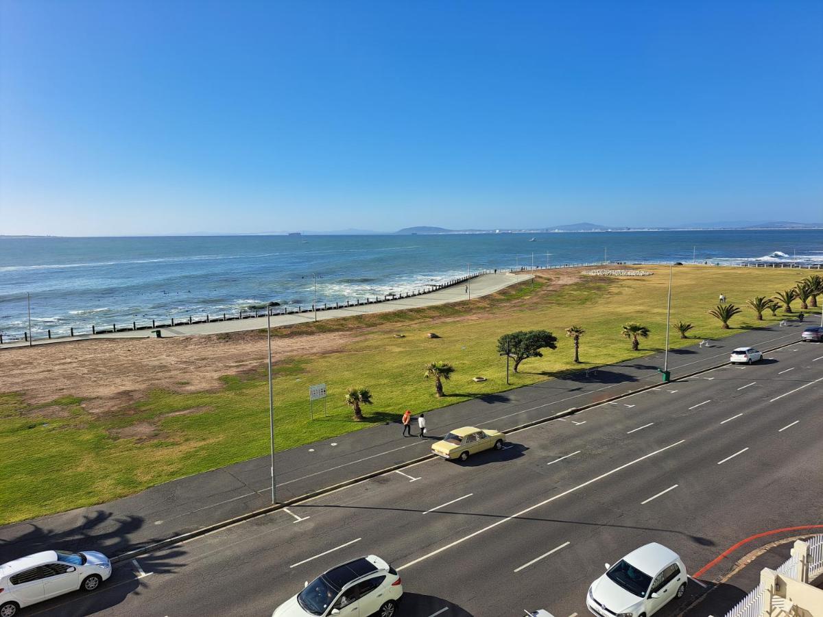 3 Bedroom Sea Facing Family Moullie Point Cape Town