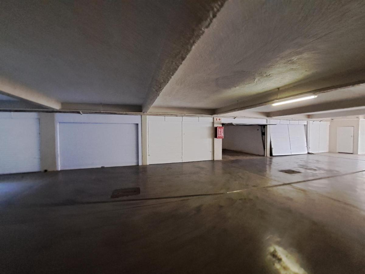 Apartment 3 Bedroom Sea Facing Family Moullie Point Cape Town